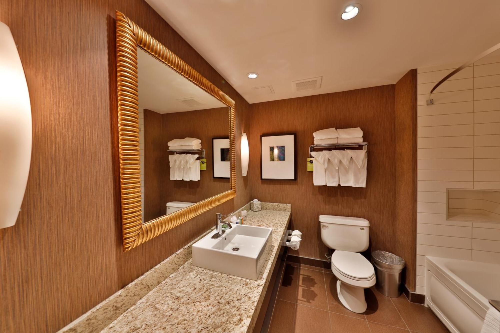 Edmonton Hotel & Convention Center אדמונטון מראה חיצוני תמונה